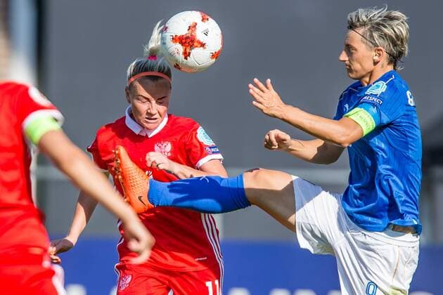 ROTTERDAM, 17-07-2017 , EK Vrouwenvoetbal 2017 , Women s Euro 2017 , Groepswedstrijd Italie - Rusland , Sparta Stadion het Kasteel , Speelster van Italie Melania Gabbiadini (r) in duel met Speelster van Rusland Ekaterina Sochneva (l) Italie - Rusland  Copyright: xKayxIntxVeenx 1649036
