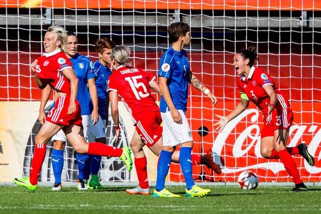 ROTTERDAM, 17-07-2017 , EK Vrouwenvoetbal 2017 , Women s Euro 2017 , Groepswedstrijd Italie - Rusland , Sparta Stadion het Kasteel , Speelster van Rusland Elena Morozova (l) scoort de 2-0 en viert dit met haar ploeggenoten Italie - Rusland  Copyright: xKayxIntxVeenx 1649045