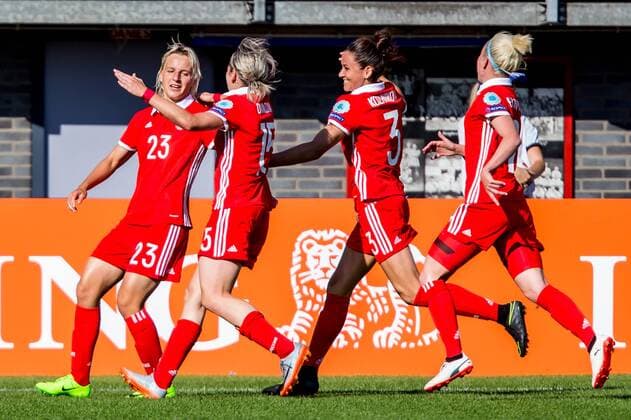 ROTTERDAM, 17-07-2017 , EK Vrouwenvoetbal 2017 , Women s Euro 2017 , Groepswedstrijd Italie - Rusland , Sparta Stadion het Kasteel , Speelster van Rusland Elena Morozova (l) scoort de 2-0 en viert dit met haar ploeggenoten Italie - Rusland  Copyright: xKayxIntxVeenx 1649046