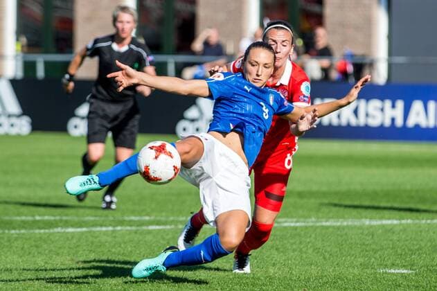 ROTTERDAM, 17-07-2017 , EK Vrouwenvoetbal 2017 , Women s Euro 2017 , Groepswedstrijd Italie - Rusland , Sparta Stadion het Kasteel , Speelster van Italie Ilaria Mauro met schot op doel terwijl Speelster van Rusland Daria Makarenko in haar rug komt Italie - Rusland  Copyright: xKayxIntxVeenx 1649052