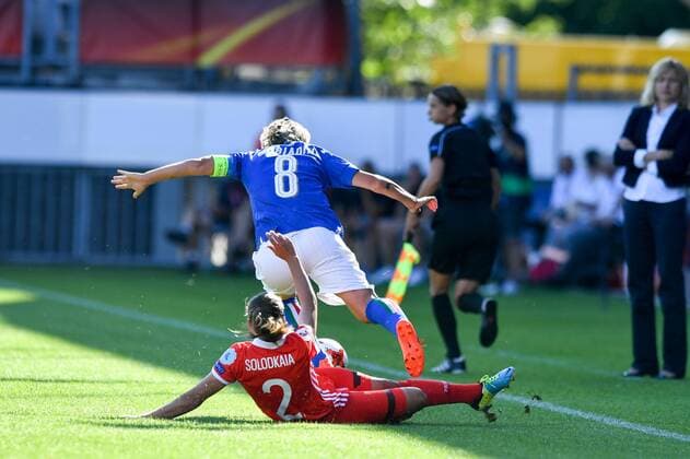 Natalia Solodkaia (Russland, Russia) (2) grätscht gegen Melania Gabbiadini (Italien, Italy) (8), Fussball, UEFA Women s EURO 2017, Italien - Russland, xmkx