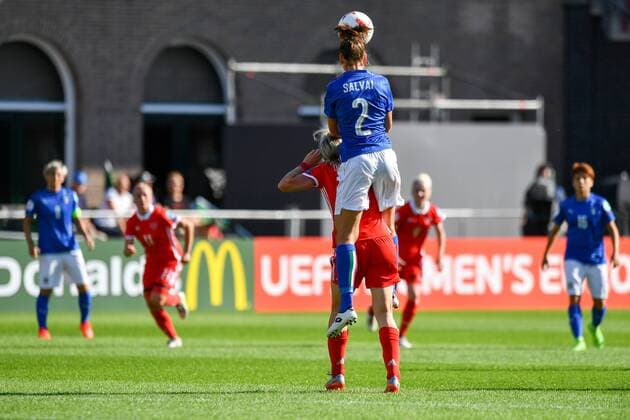 Cecilia Salvai (Italien, Italy) (2) gewinnt Kopfball gegen Elena Danilova (Russland ) (15), Fussball, UEFA Women s EURO 2017, Italien - Russland, xmkx