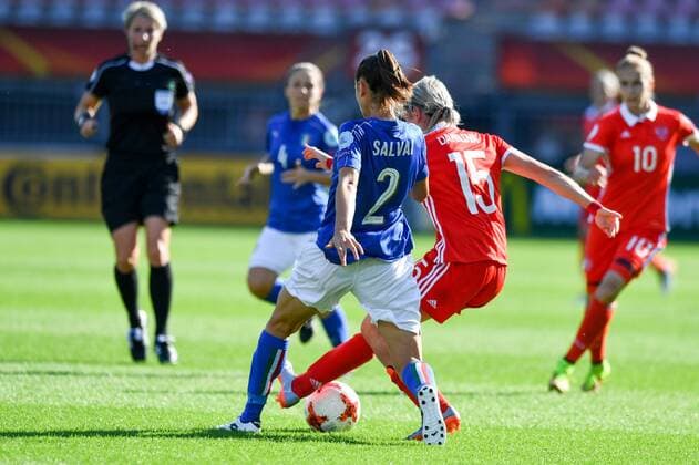 Elena Danilova (Russland) (15) passt den Ball vor Cecilia Salvai (Italien, Italy) (2), Fussball, UEFA Women s EURO 2017, Italien - Russland, xmkx