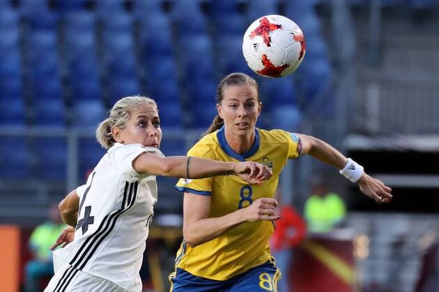 v.li.: Anna Blässe (Anna Blaesse, DFB-Frauen, 14), Lotta Schelin (Schweden, 8), Zweikampf, Duell, duel, tackle, tackling, Dynamik, Action, Aktion, Fussball, UEFA Women s EURO 2017, Deutschland - Schweden, xozx