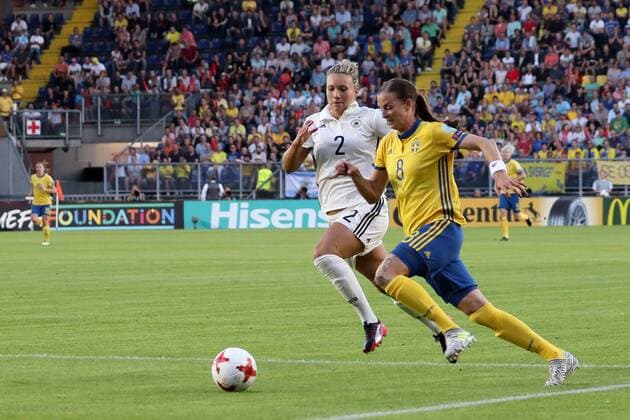 v.li.: Josephine Henning (Josi Henning, DFB-Frauen, 2), Lotta Schelin (Schweden, 8), Aktion, Action, Spielszene, Fussball, UEFA Women s EURO 2017, Deutschland - Schweden, xozx