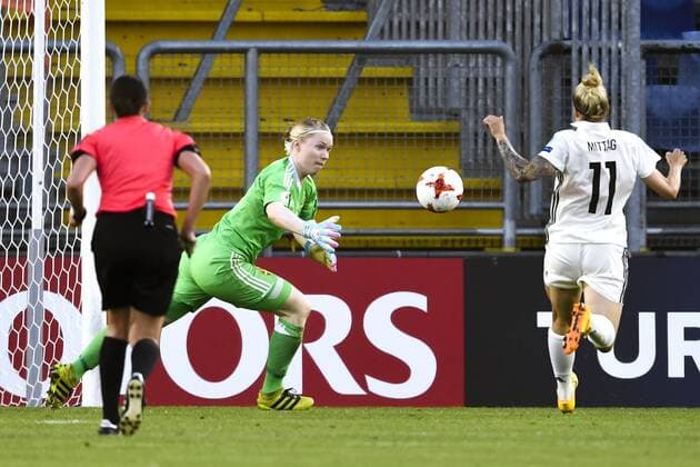 170717 Sveriges malvakt Hedvig Lindahl räddar malchans framför Tysklands Anja Mittag i fotbollsmatchen mellan Tyskland och Sverige under fotbolls-EM den 17 juli 2017 i Breda.  Copyright: CARLxSANDIN BB170717CS028
