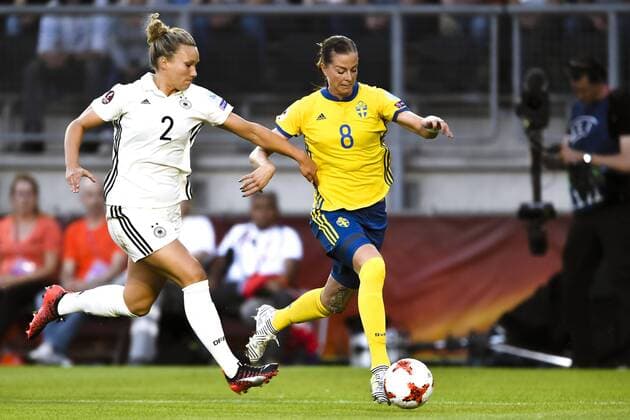 170717 Tysklands Josephine Henning och Sveriges Lotta Schelin i fotbollsmatchen mellan Tyskland och Sverige under fotbolls-EM den 17 juli 2017 i Breda.  Copyright: CARLxSANDIN BB170717CS030