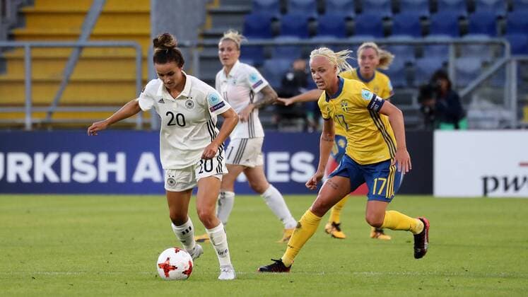 v.li.: Lina Magull (DFB-Frauen, 20), Caroline Seger (Schweden, 17), Aktion, Action, Spielszene, Fussball, UEFA Women s EURO 2017, Deutschland - Schweden, xozx