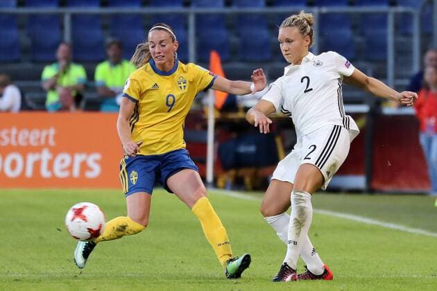 v.li.: Kosovare Asllani (Schweden, 9), Josephine Henning (Josi Henning, DFB-Frauen, 2), Aktion, Action, Spielszene, Fussball, UEFA Women s EURO 2017, Deutschland - Schweden, xozx