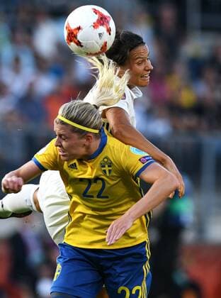 Fussball, Frauen, UEFA Europameisterschaft, EM 2017, Niederlande, Gruppe B, Rat Verlegh Stadion Breda, Deutschland - Schweden; Dzsenifer Marozsan (GER), Olivia Schough (SWE), Aktion.