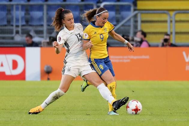 v.li.: Sara Däbritz (Sara Daebritz, DFB-Frauen, 13), Kosovare Asllani (Schweden, 9), Zweikampf, Duell, duel, tackle, tackling, Dynamik, Action, Aktion, Fussball, UEFA Women s EURO 2017, Deutschland - Schweden, xozx