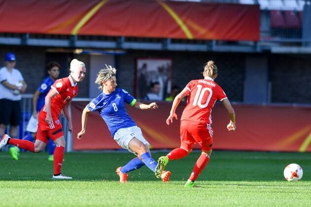 Melania Gabbiadini (Italien, Italy) (8) spielt den Ball vor Nadzda Smirnova (Russland) (10), Fussball, UEFA Women s EURO 2017, Italien - Russland, xmkx