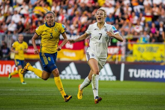 NLD, Breda, UEFA Women s Euro 2017 17.07.2017, Rat Verlegh Stadion, Breda, NLD, Breda, UEFA Women s Euro 2017 , im Bild picture shows Linda Sembrant (Schweden 3) mit Carolin Simon (Deutschland 7), nordphotox xRauch nph00251