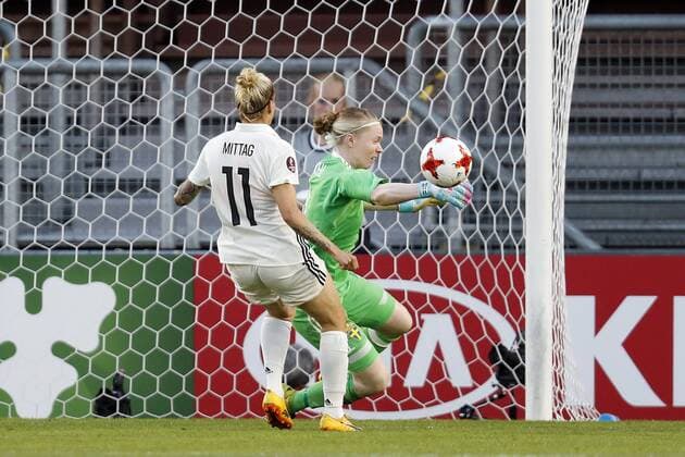 (L-R) Anja Mittag of Germany women, goalkeeper Hedvig Lindahl of Sweden women during the UEFA WEURO 2017 Group B group stage match between Germany and Sweden at the Rat Verlegh stadium on July 17, 2017 in Breda, The Netherlands Women: Germany v Sweden UEFA WEURO 2017 2017 2018 xVIxVIxImagesx xMauricexvanxSteenxIVx 8249420