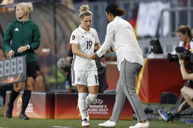 (L-R) Svenja Huth of Germany women, coach Steffi Jones of Germany women during the UEFA WEURO 2017 Group B group stage match between Germany and Sweden at the Rat Verlegh stadium on July 17, 2017 in Breda, The Netherlands Women: Germany v Sweden UEFA WEURO 2017 2017 2018 xVIxVIxImagesx xMauricexvanxSteenxIVx 8249425