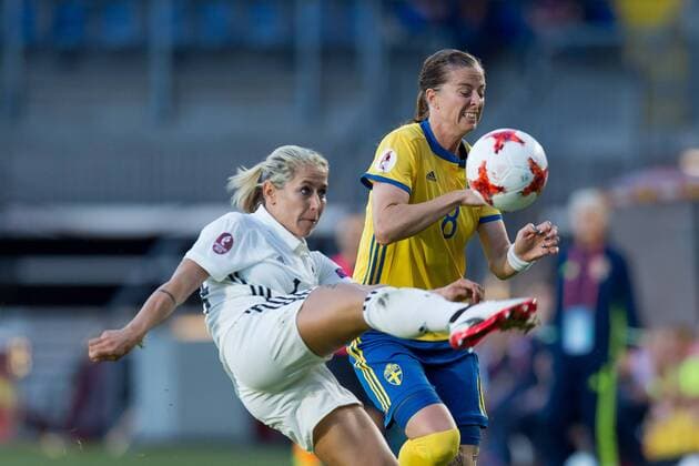 Breda, Niederlande 17.07.2017, UEFA Frauen-EM, 2017, women s Euro 2017, Gruppe B, Deutschland - Schweden, Anna Blaesse (GER) und Lotta Schelin (SWE) im zweikampf, battle for the ball ( DeFodi001