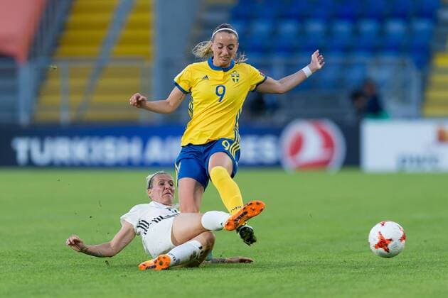 Breda, Niederlande 17.07.2017, UEFA Frauen-EM, 2017, women s Euro 2017, Gruppe B, Deutschland - Schweden, Anja Mittag (GER) und Kosovare Asllani (SWE) im zweikampf, battle for the ball ( DeFodi001