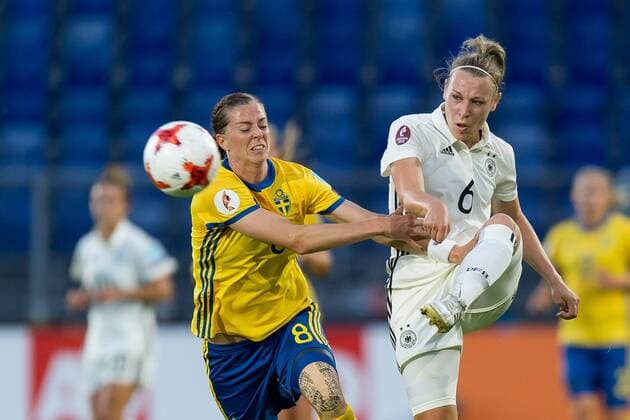 Breda, Niederlande 17.07.2017, UEFA Frauen-EM, 2017, women s Euro 2017, Gruppe B, Deutschland - Schweden, Lotta Schelin (SWE) und Kristin Demann (GER) im zweikampf, battle for the ball ( DeFodi001