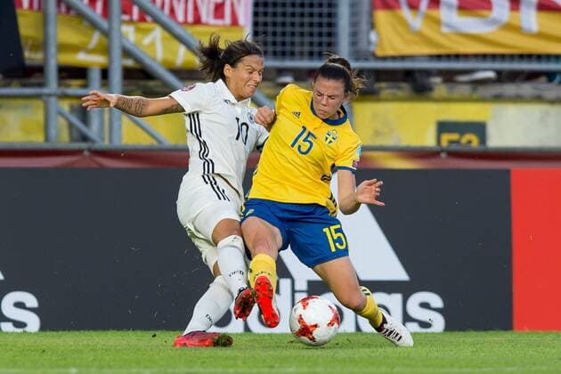 Breda, Niederlande 17.07.2017, UEFA Frauen-EM, 2017, women s Euro 2017, Gruppe B, Deutschland - Schweden, Dzsenifer Marozsan (GER) und Jessica Samuelsson (SWE) im zweikampf, battle for the ball ( DeFodi001