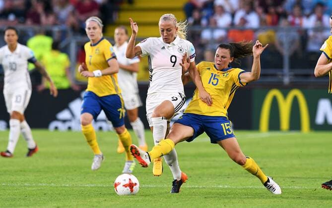 Fussball, Frauen, UEFA Europameisterschaft, EM 2017, Niederlande, Gruppe B, Rat Verlegh Stadion Breda, Deutschland - Schweden; Mandy Islacker (GER), Jessica Samuelsson (SWE), Aktion.