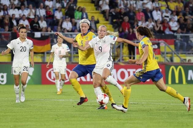 v.li.: Nilla Fischer (Schweden, 5), Mandy Islacker (DFB-Frauen, 9), Zweikampf, Duell, duel, tackle, tackling, Dynamik, Action, Aktion, Fussball, UEFA Women s EURO 2017, Deutschland - Schweden, xozx