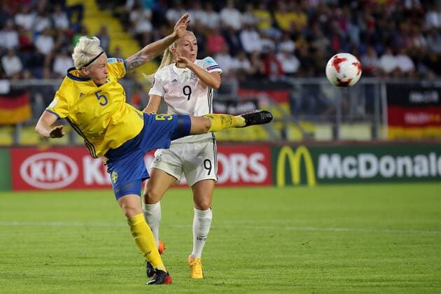 v.li.: Nilla Fischer (Schweden, 5), Mandy Islacker (DFB-Frauen, 9), Zweikampf, Duell, duel, tackle, tackling, Dynamik, Action, Aktion, Fussball, UEFA Women s EURO 2017, Deutschland - Schweden, xozx
