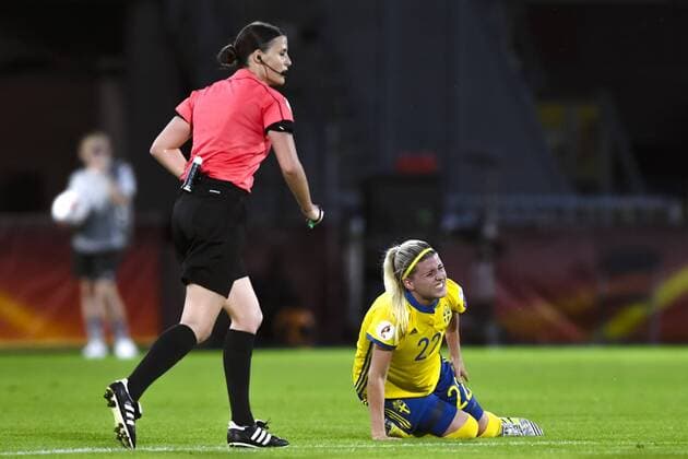 170717 Sveriges Olivia Schough har ont i fotbollsmatchen mellan Tyskland och Sverige under fotbolls-EM den 17 juli 2017 i Breda.  Copyright: CARLxSANDIN BB170717CS049