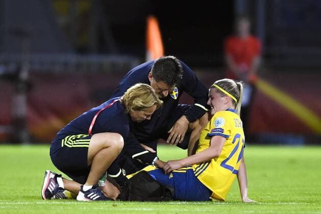 170717 Sveriges Olivia Schough far vard efter skada i fotbollsmatchen mellan Tyskland och Sverige under fotbolls-EM den 17 juli 2017 i Breda.  Copyright: CARLxSANDIN BB170717CS052