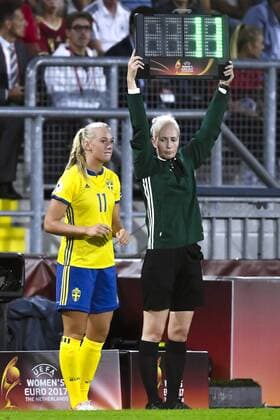 170717 Sveriges Stina Blackstenius byts in i fotbollsmatchen mellan Tyskland och Sverige under fotbolls-EM den 17 juli 2017 i Breda.  Copyright: CARLxSANDIN BB170717CS053