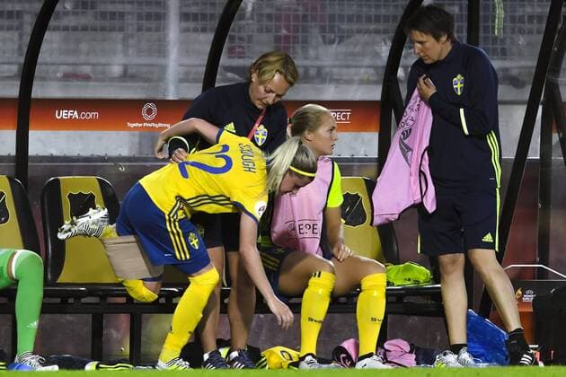 170717 Sveriges Olivia Schough far vard pa bänken efter skada i fotbollsmatchen mellan Tyskland och Sverige under fotbolls-EM den 17 juli 2017 i Breda.  Copyright: CARLxSANDIN BB170717CS054