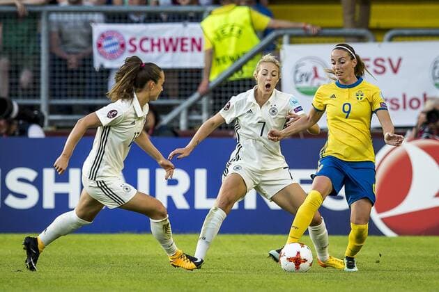 BREDA - 17-07-2017. EK vrouwenvoetbal, Woman s Euro 2017, groepswedstrijd Duitsland - Zweden. Actie met l-r Carolin Simon en Kosovare Asllani. Duitsland - Zweden  Copyright: xToinxDamenx 1649192