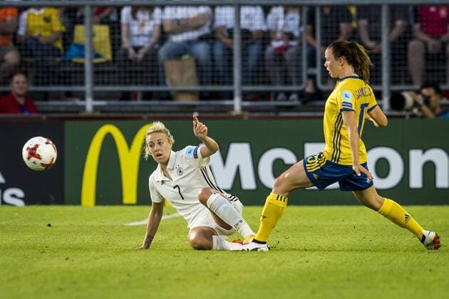 BREDA - 17-07-2017. EK vrouwenvoetbal, Woman s Euro 2017, groepswedstrijd Duitsland - Zweden. Actie met l-r Carolin Simon en Jessica Samuelsson. Duitsland - Zweden  Copyright: xToinxDamenx 1649193