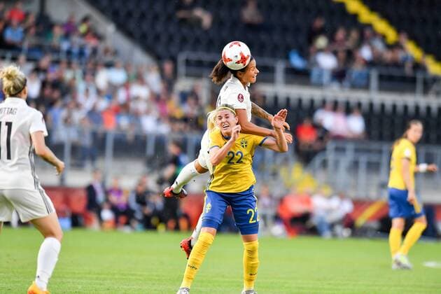 Dzsenifer Marozsan (Deutschland , Germany , DFB-Frauen ) (10) gewinnt Kopfballduell gegen Olivia Schough (Schweden) (22), Fussball, UEFA Women s EURO 2017, Deutschland - Schweden, xmkx