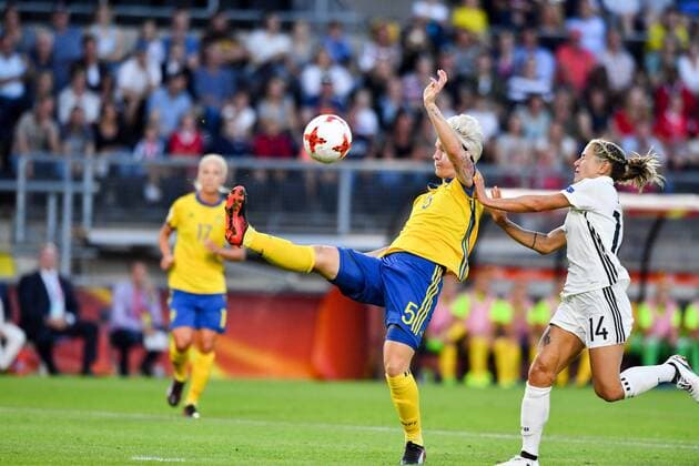 Nilla Fischer (Schweden) (5) klärt artistisch vor Anna Blaesse (Deutschland , Germany , DFB-Frauen )) (14), Fussball, UEFA Women s EURO 2017, Deutschland - Schweden, xmkx