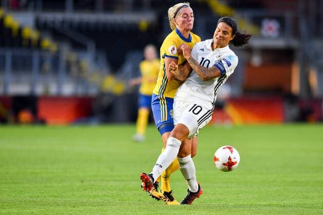 Linda Sembrant (Schweden) (3) stoppt Dzsenifer Marozsan (Deutschland , Germany , DFB-Frauen ) (10), Fussball, UEFA Women s EURO 2017, Deutschland - Schweden, xmkx