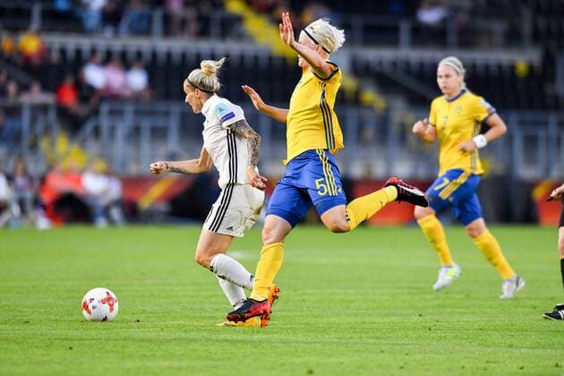 Anja Mittag (Deutschland , Germany , DFB-Frauen ) (11) setzt sich gegen Nilla Fischer (Schweden) (5) durch, Fussball, UEFA Women s EURO 2017, Deutschland - Schweden, xmkx