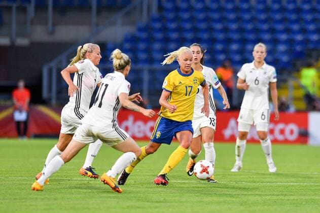 Caroline Seger (Schweden) (17) setzt sich gegen Mandy Islacker (Deutschland , Germany , DFB-Frauen ) (9) und Anja Mittag (Deutschland , Germany , DFB-Frauen ) (11) durch, Fussball, UEFA Women s EURO 2017, Deutschland - Schweden, xmkx