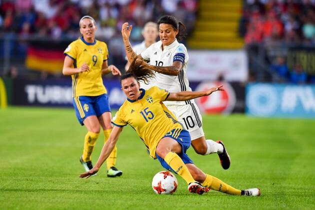 Jessica Samuelsson (Schweden) (15) rutschend vor Dzsenifer Marozsan (Deutschland , Germany , DFB-Frauen ) (10), Fussball, UEFA Women s EURO 2017, Deutschland - Schweden, xmkx