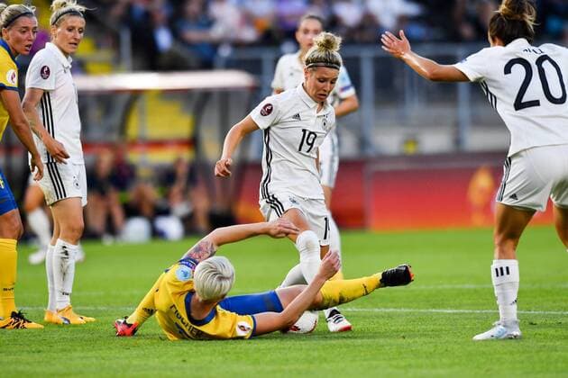 Zweikampf im Strafraum , Nilla Fischer (Schweden) (5) am Boden - Svenja Huth (Deutschland , Germany , DFB-Frauen ) (19), Fussball, UEFA Women s EURO 2017, Deutschland - Schweden, xmkx