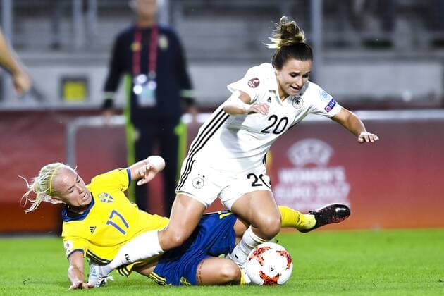 170717 Sveriges Caroline Seger och Tysklands Lina Magull i fotbollsmatchen mellan Tyskland och Sverige under fotbolls-EM den 17 juli 2017 i Breda.  Copyright: CARLxSANDIN BB170717CS057