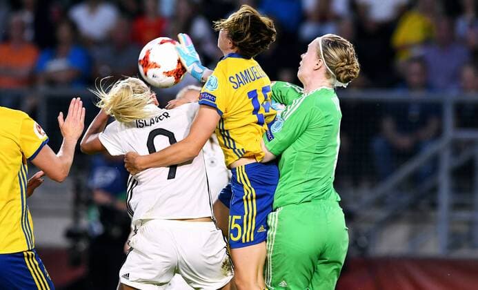 Fussball, Frauen, UEFA Europameisterschaft, EM 2017, Niederlande, Gruppe B, Rat Verlegh Stadion Breda, Deutschland - Schweden; Mandy Islacker (GER), Jessica Samuelsson (SWE), Hedvig Lindahl (SWE), Aktion.