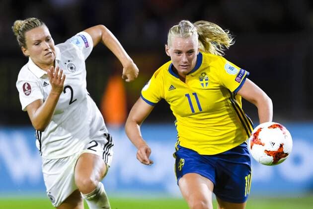 170717 Tysklands Josephine Henning och Sveriges Stina Blackstenius i fotbollsmatchen mellan Tyskland och Sverige under fotbolls-EM den 17 juli 2017 i Breda.  Copyright: CARLxSANDIN BB170717CS066