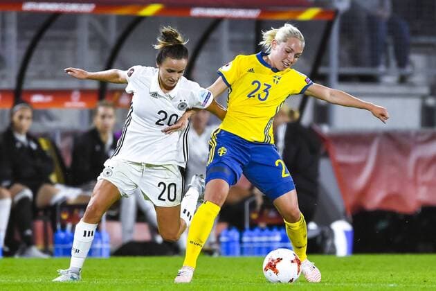 170717 Tysklands Lina Magull och Sveriges Elin Rubensson i fotbollsmatchen mellan Tyskland och Sverige under fotbolls-EM den 17 juli 2017 i Breda.  Copyright: CARLxSANDIN BB170717CS069