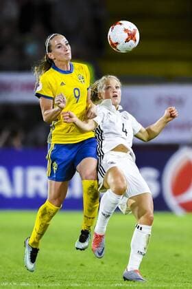 170717 Sveriges Kosovare Asllani och Tysklands Leonie Maier i fotbollsmatchen mellan Tyskland och Sverige under fotbolls-EM den 17 juli 2017 i Breda.  Copyright: CARLxSANDIN BB170717CS072