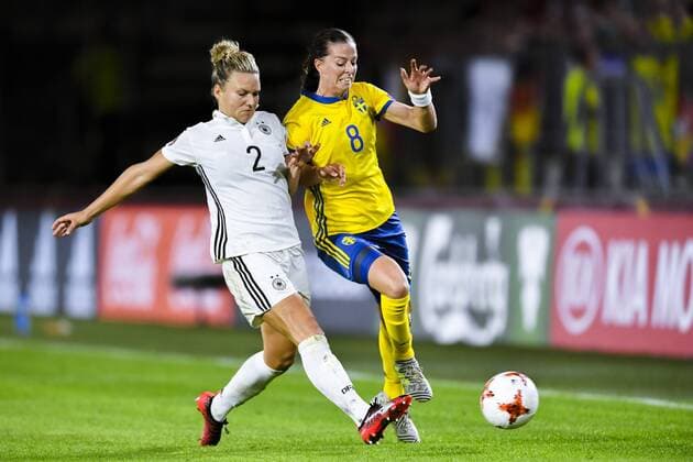 170717 Tysklands Josephine Henning och Sveriges Lotta Schelin i fotbollsmatchen mellan Tyskland och Sverige under fotbolls-EM den 17 juli 2017 i Breda.  Copyright: CARLxSANDIN BB170717CS074
