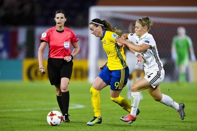 170717 Sveriges Kosovare Asllani och Tysklands Leonie Maier i fotbollsmatchen mellan Tyskland och Sverige under fotbolls-EM den 17 juli 2017 i Breda.  Copyright: CARLxSANDIN BB170717CS075