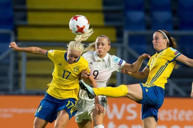 Breda, Niederlande 17.07.2017, UEFA Frauen-EM, 2017, women s Euro 2017, Gruppe B, Deutschland - Schweden, Caroline Seger (SWE), Mandy Islacker (GER) und Lotta Schelin (SWE) im zweikampf, battle for the ball ( DeFodi001