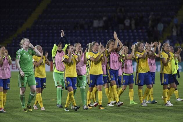 170717 Sveriges spelare tackar publiken efter fotbollsmatchen mellan Tyskland och Sverige under fotbolls-EM den 17 juli 2017 i Breda.  Copyright: CARLxSANDIN BB170717CS079