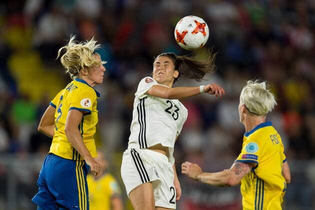 Breda, Niederlande 17.07.2017, UEFA Frauen-EM, 2017, women s Euro 2017, Gruppe B, Deutschland - Schweden, Linda Sembrant (SWE) und Hasret Kayikci (GER) im zweikampf, battle for the ball ( DeFodi001