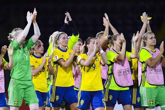 170717 Sveriges spelare tackar publiken efter fotbollsmatchen mellan Tyskland och Sverige under fotbolls-EM den 17 juli 2017 i Breda.  Copyright: CARLxSANDIN BB170717CS081